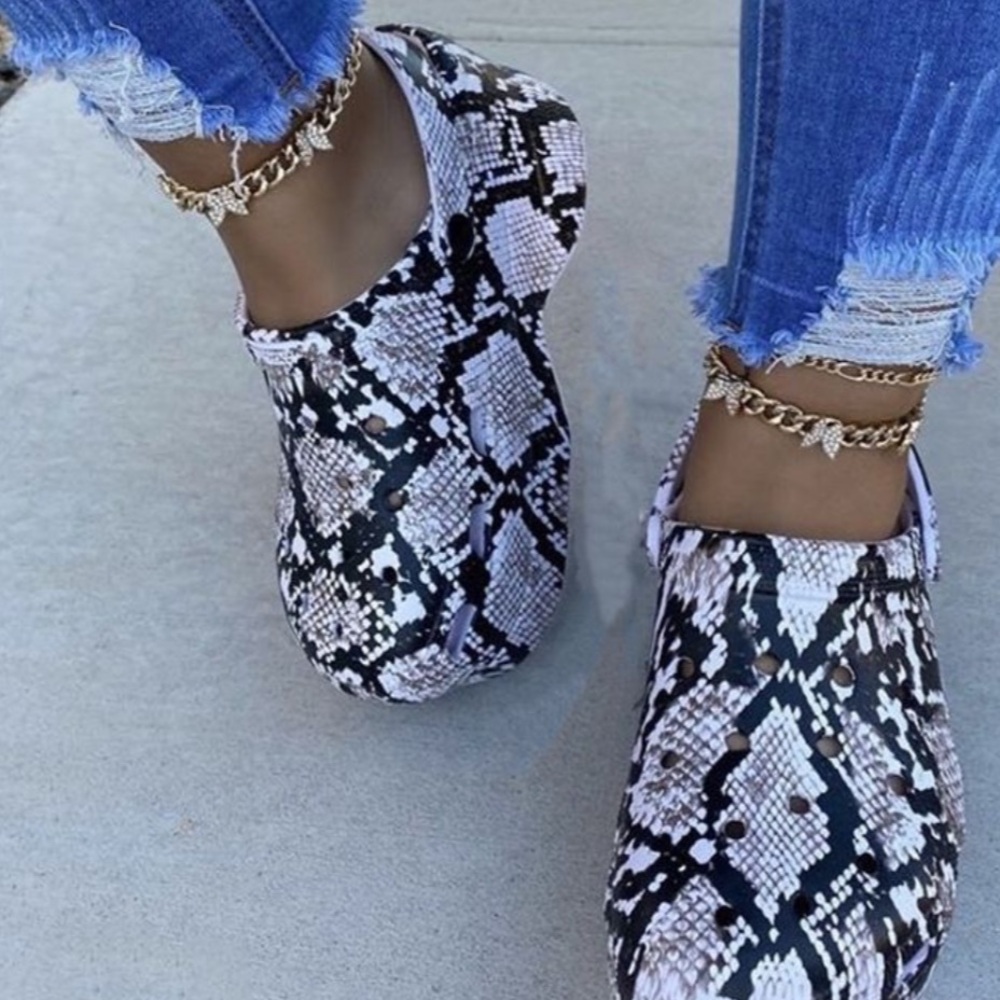 Wedge close toed platform imitation croc style shoe size 7